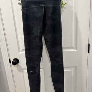ALO Yoga Women's Black Camo High-Rise Leggings